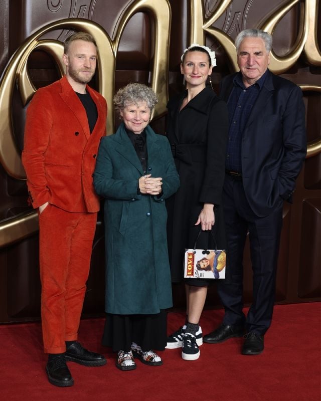 Sam Phillips está muy integrado en la familia de Bessie Carter y lo hemos visto posar junto a sus famosos padres Jim Carter e Imelda Staunton