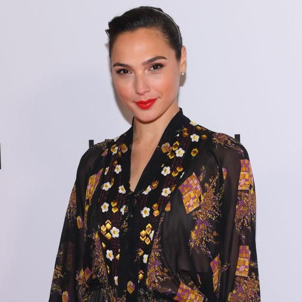 gal gadot con maquillaje de labial rojo y cabello recogido