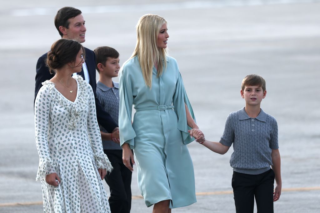 Ivanka Trump junto a su familia en el aeropuerto