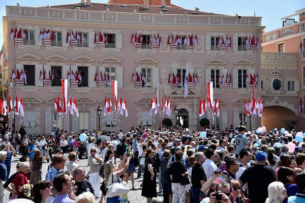 La celebración, después del recorrido a pie de los príncipes Alberto y Charlene hasta Palacio para fundirse en un abrazo con los monegascos, continuaría en los jardines palaciegos con un cóctel para 300 invitados y un almuerzo para 200 más cercanos, y en el salón de los espejos del Palacio de los Grimaldi tendría lugar una ceremonia de condecoración en la que el príncipe heredero Jacques sería distinguido con la Gran Cruz de la Orden de Grimaldi y la princesa Gabriella con la Gran Oficial de la Orden de los Grimaldi
