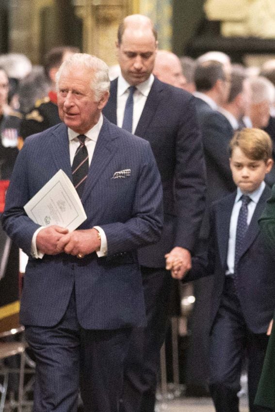 Príncipe Carlos con su hijo y su nieto