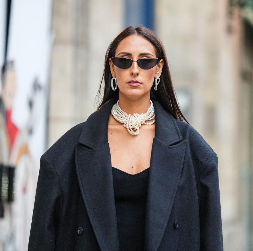 Street Style - Paris Fashion Week - Womenswear Spring/Summer 2023 : Day Five