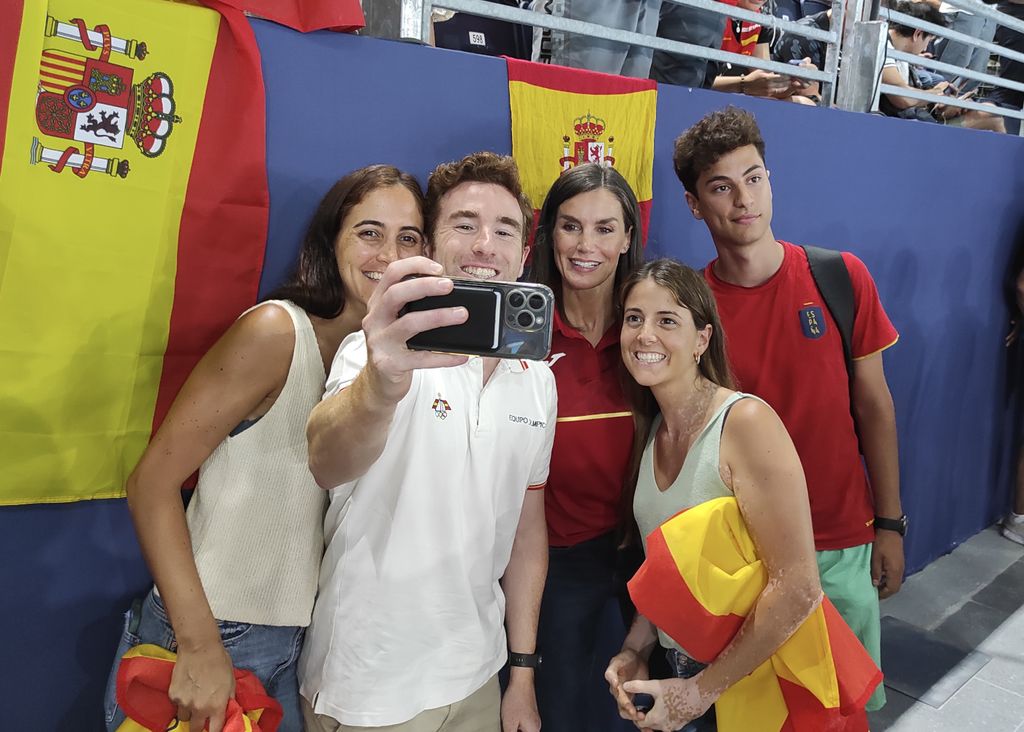 La Reina Letizia junto a fans / atletas españoles