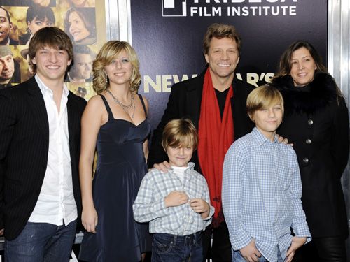 Bon Jovi acudió al estreno de su última película, New Year's Eve, acompañado de su mujer, Dorothea Hurley, con la que lleva casado 22 años, y sus cuatro hijos, Jesse James, Stephanie Rose, Jacob Hurley y Romeo Jon