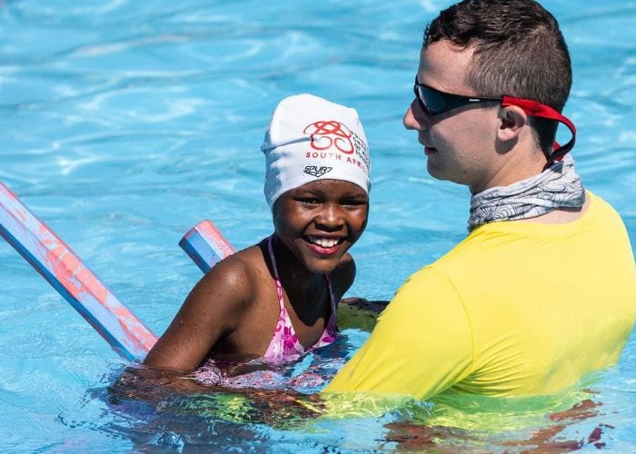 Monitores y menores en la piscina