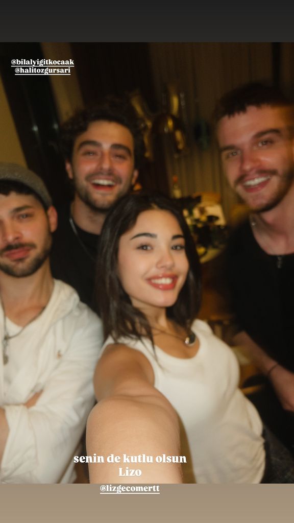 Lizge Cömert comenzó su 23 cumpleaños junto a Eren Ören, Halit Özgur Sari y Yigit Koçak