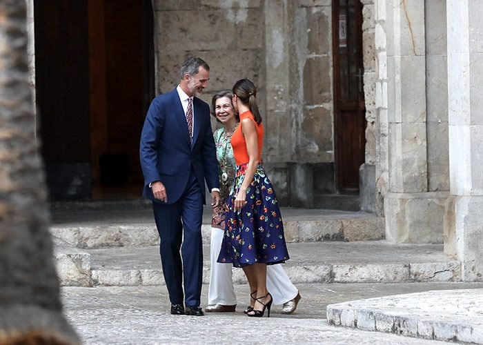 Los reyes Felipe y Letizia, acompañados por la reina Sofía, reciben a la sociedad balear en el Palacio de la Almudaina