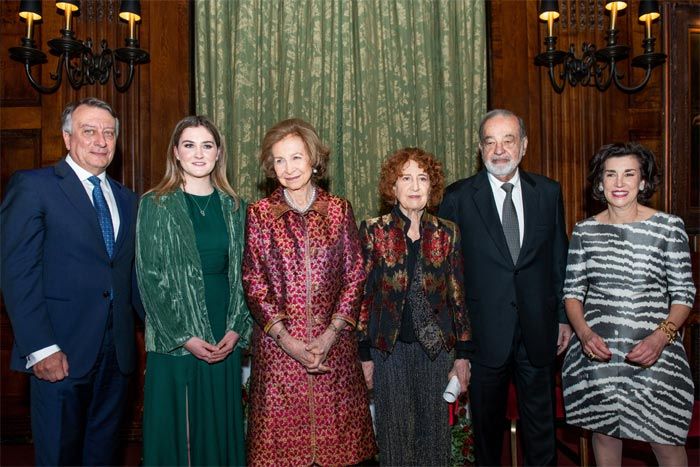 La reina Sofía con los premiados con el premio Sophia a la Excelencia