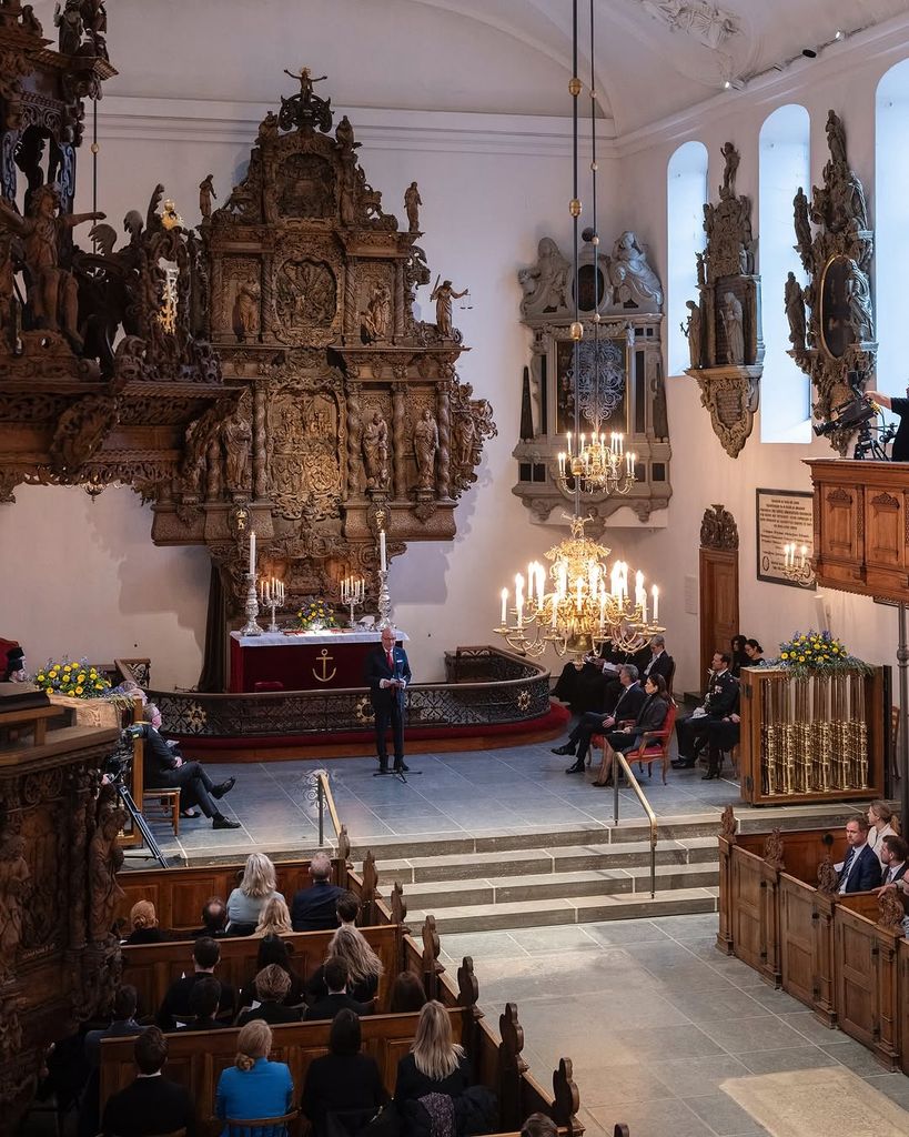 El Rey Federico X y la Reina Mary de Dinamarca han acudido a un acto religioso para conmemorar el apoyo de Dinamarca a Ucrania y al pueblo ucraniano.