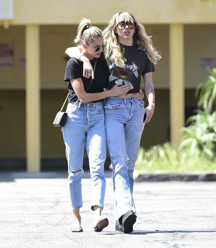 Miley Cyrus y Kaitlynn Carter, muy cariñosas por las calles de Los Ángeles