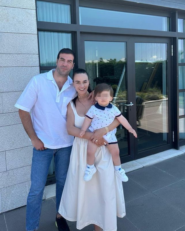 İsmail Demirci y Hande Soral junto a su hijo Ali