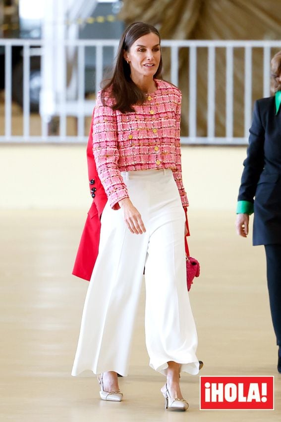 Reina Letizia chaqueta rosa pantalón blanco