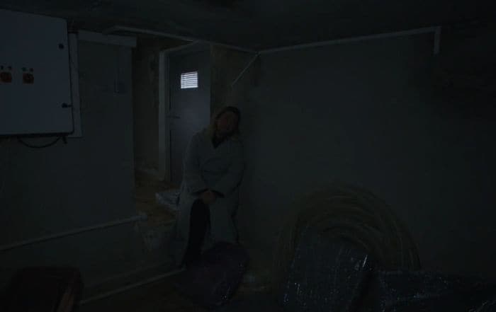 Şevval es encerrada por Ömer en el mismo sótano donde ella secuestró a la señora Sevgi en 'Hermanos'