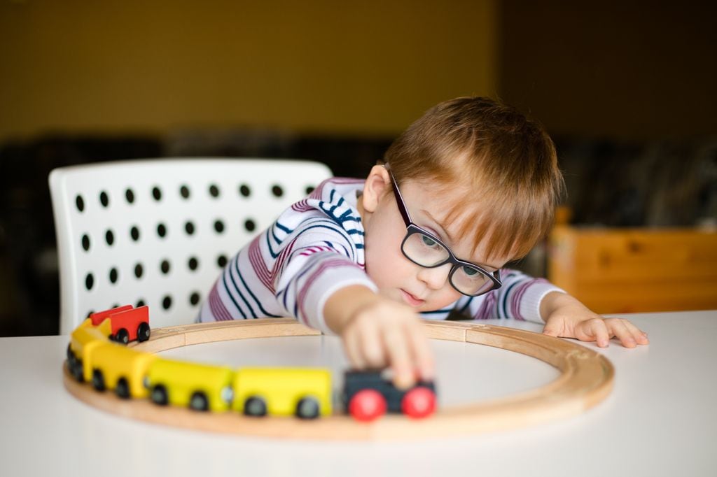 Niño jugando con un tren