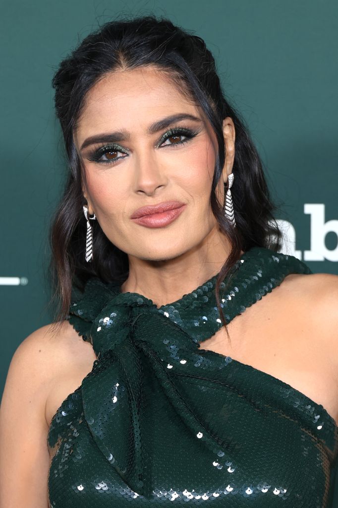 Salma Hayek también ha apostado por resaltar sus ojos cafés con sombras verdes en un efecto ahumado