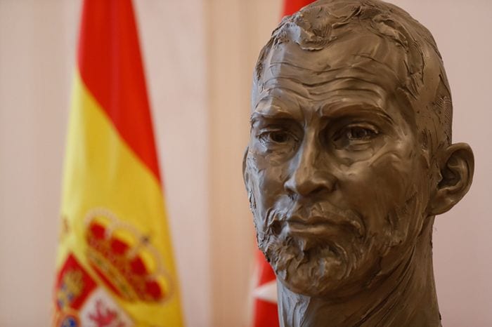 Felipe VI descubre un busto que le ha hecho el artista Víctor Ochoa