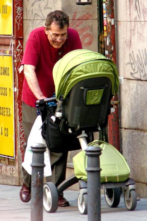 Fernando Sánchez Dragó paseando a su hijo