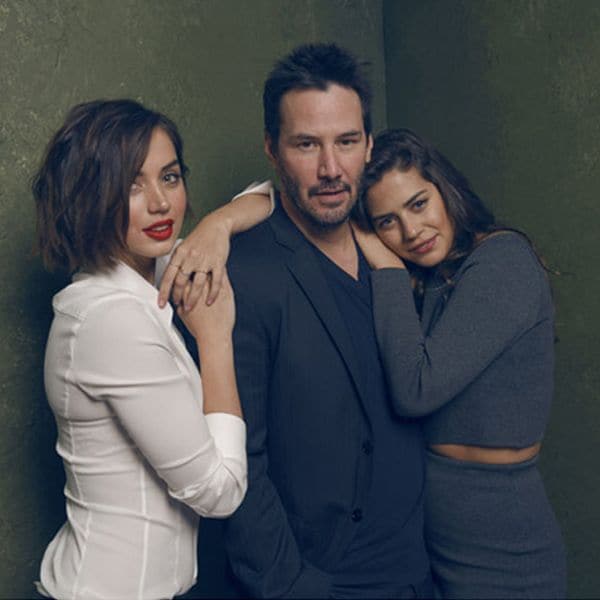 Ana de Armas y Keanu Reeves han rodado juntos dos largometrajes: Daughter of God y Knock Knock. Esta última película fue el primer trabajo en inglés de la actriz
