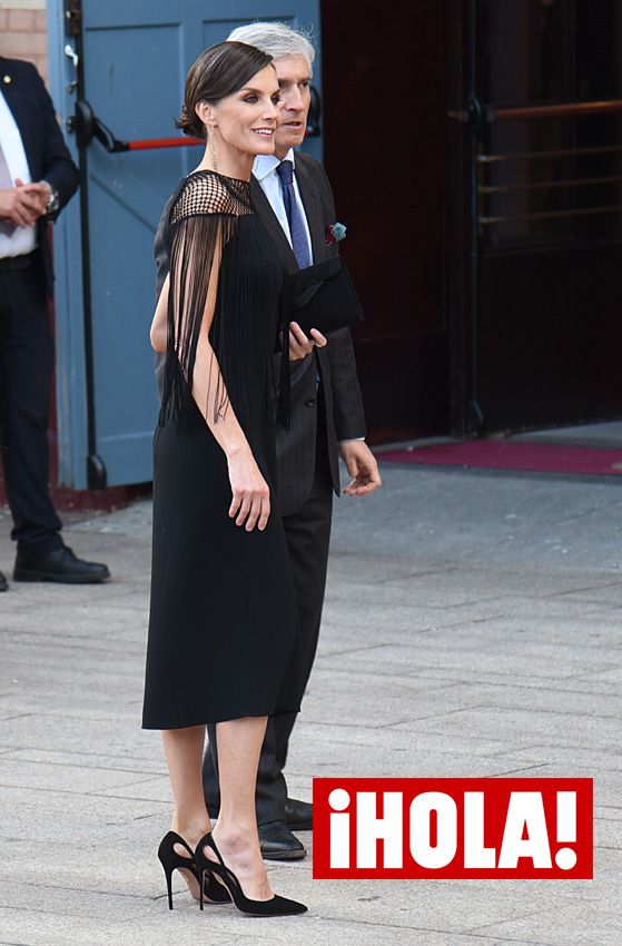 La reina Letizia va de concierto en Cádiz con un vestido negro de escote de rejilla con flecos