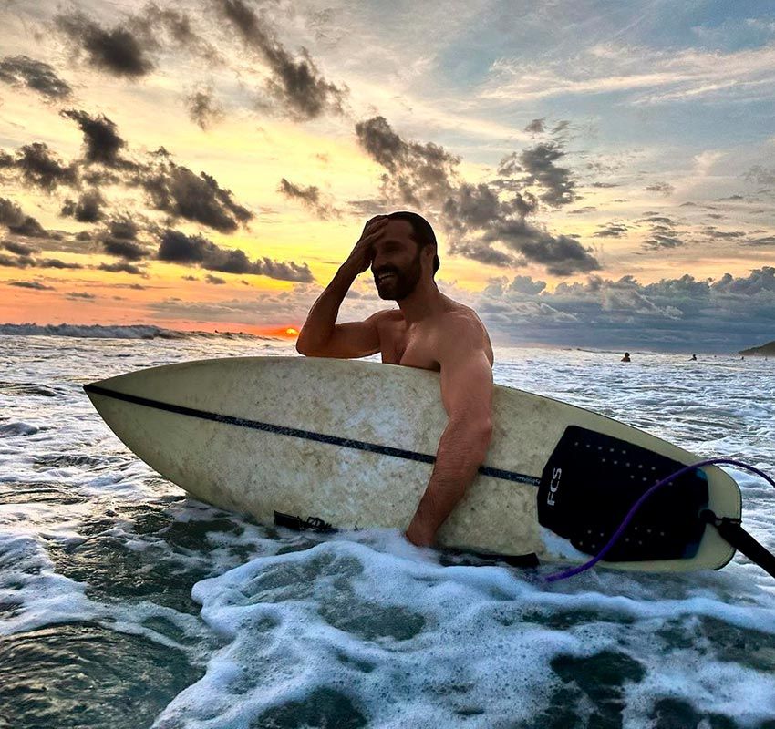 El actor Iván Sánchez practicando surf en las playas de Costa Rica