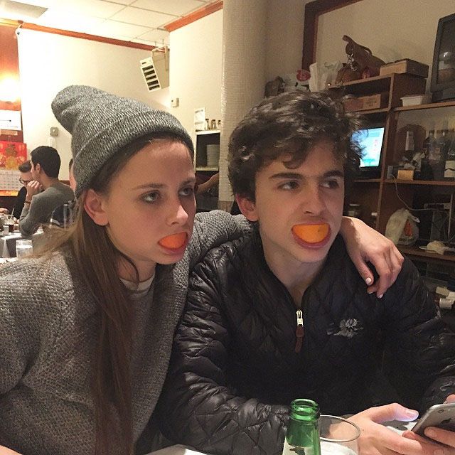 Timothée Chalamet y su hermana Pauline haciendo bromas