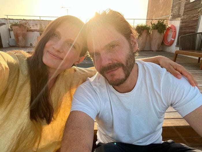 Daniel Bruhl con su mujer