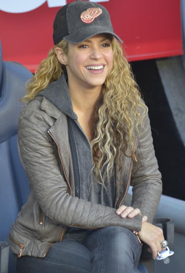 Shakira, muy sonriente, con el chupete de su hijo pequeño en el Camp Nou
