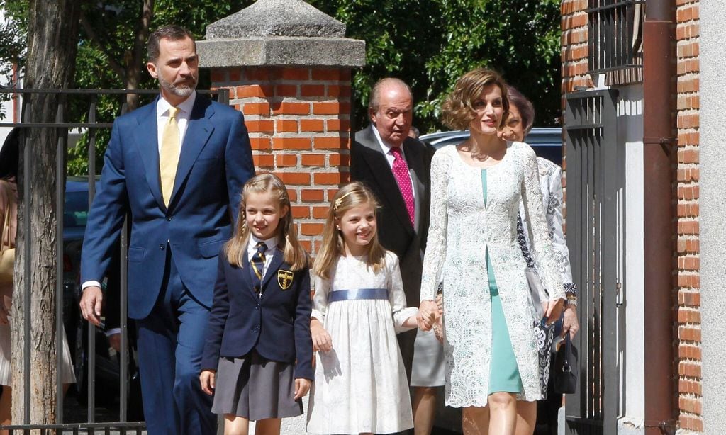spanish royals attend their daughter leonor 39 s first communion