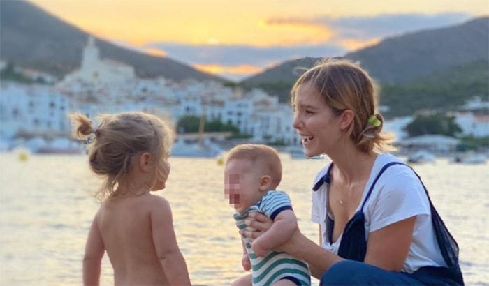 Natalia Sánchez y Marc Clotet con sus hijos