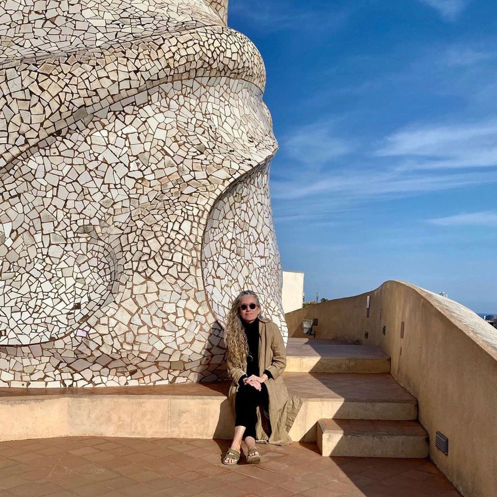 Ana Viladomiu, en la terraza de La Pedrera, el edificio donde vive desde hace más de 30 años.