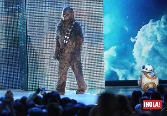 Chewbacca y BB-8, que subieron al escenario a recoger el premio a la mejor película para 'Star Wars: El despertar de la Fuerza'.
