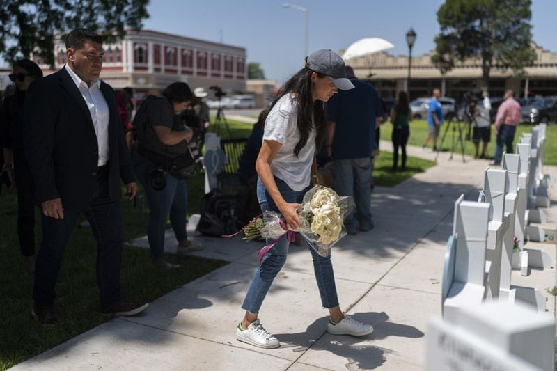 Meghan Markle dejando un ramo de flores tras el tiroteo de Texas