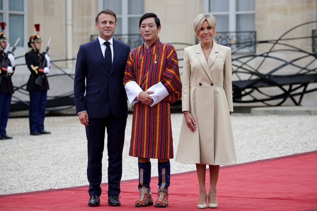 Jigme Singye Wangchuck de Bután, con los Macron en la recepción que el presidente galo y su esposa han ofrecido antes de la ceremonia de inauguración de París 2024