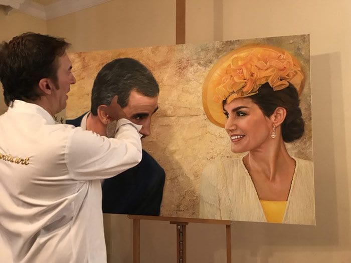 Marcos García, junto a su retrato de los Reyes