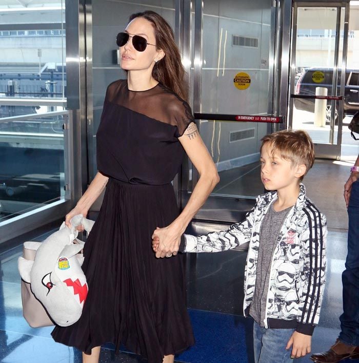 Las imágenes de la actriz en el aeropuerto con sus hijos Maddox y Knox han causado un tremendo revuelo, dado que algunos tachan la delgadez de Angelina de exagerada
