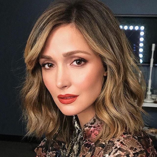 rose byrne con raya como peinado en el cabello