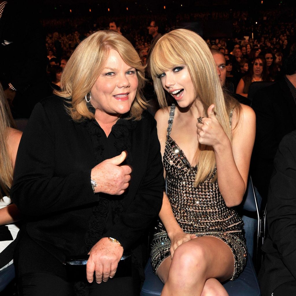 Taylor Swift y su mamá