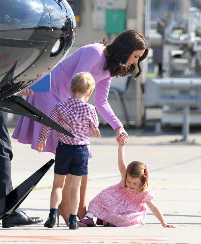 La pequeña caída de Charlotte en el aeropuerto de Hamburgo