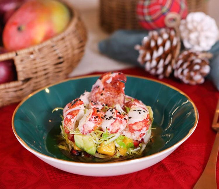 Ensalada de bogavante, mango, granada y aguacate