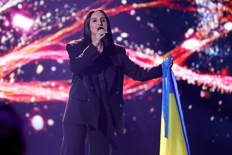 Jamala, aferrada a la bandera de su país, logró recaudar 67 millones de euros para Ucrania