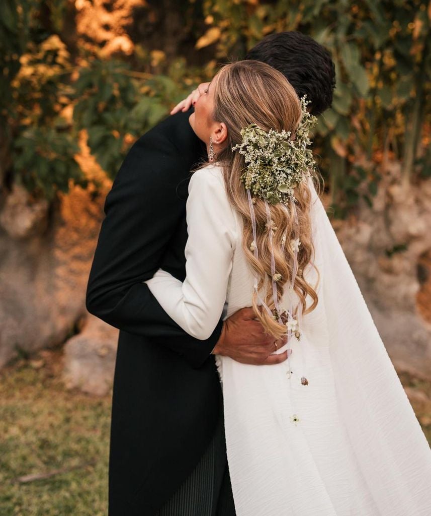 Peinado de novia semirrecogido con flores naturales