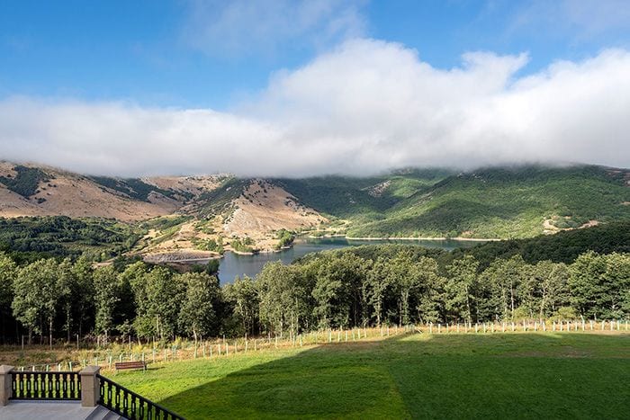 6 escapadas por España rodeadas de naturaleza e historia para un viaje esta primavera