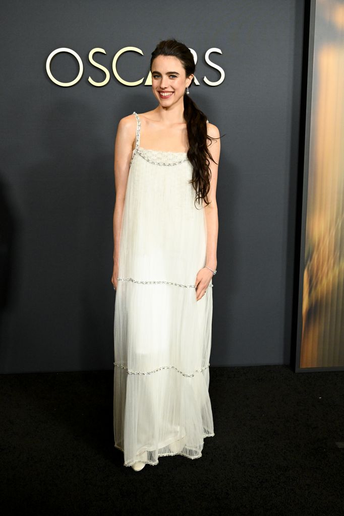 Margaret Qualley vestido blanco