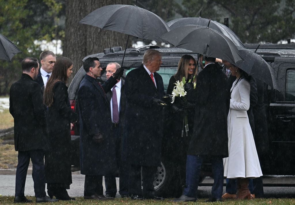 Donald Trump y Melania Trump visitan la tumba del Soldado Desconocido en el cementerio de Arlington