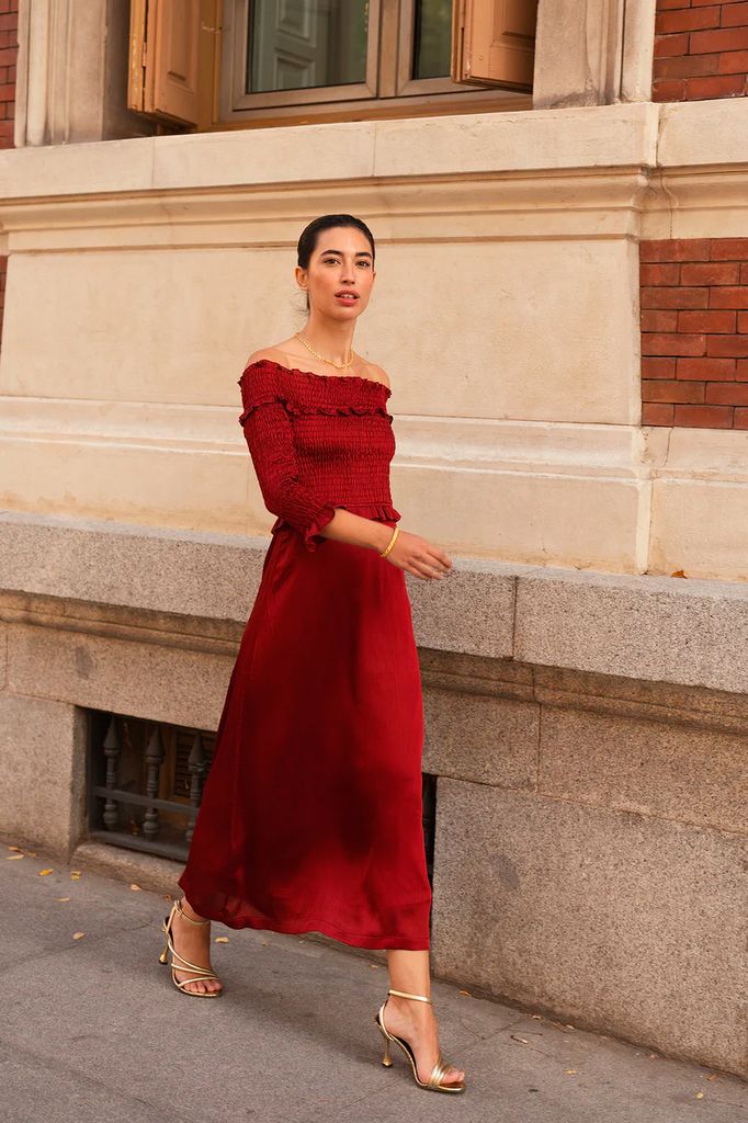 Vestido de invitada con escote Bardot de Vanó