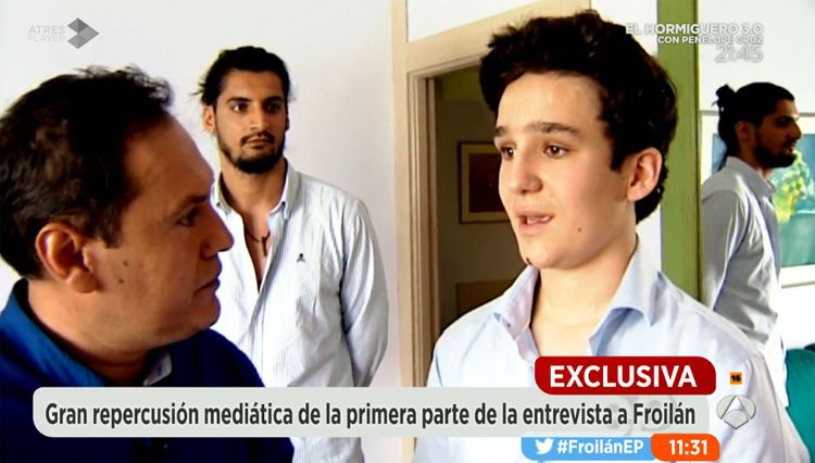 La entrevista, emitida por Espejo Público, se grabó el pasado 29 de julio en Santander en la habitación del hotel en la que Gonzalo Caballero se preparaba para torear. Y mientras Felipe defendía la tauromaquia otro amigo, Joaquín Monroy de la Peña, más conocido como Joako, escuchaba con atención sus palabras 
