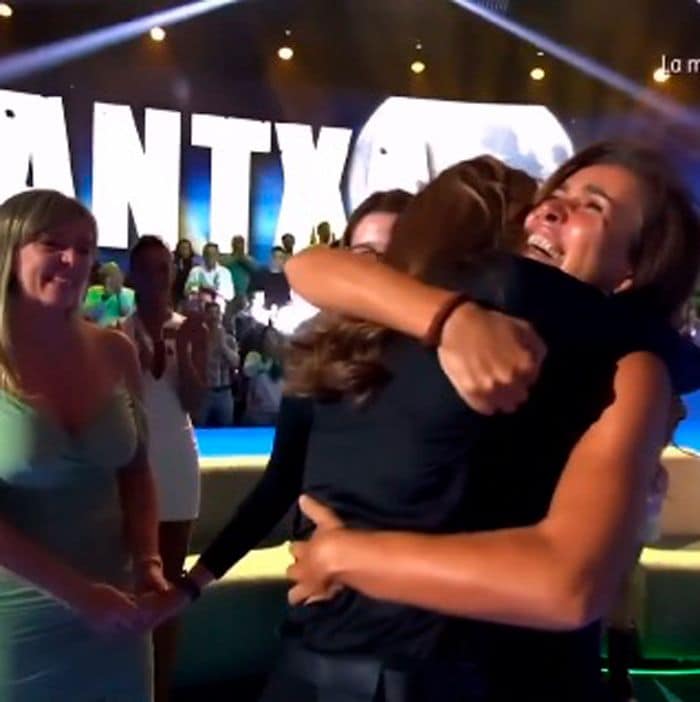 El abrazo de Arantxa con sus seres queridos en el plató