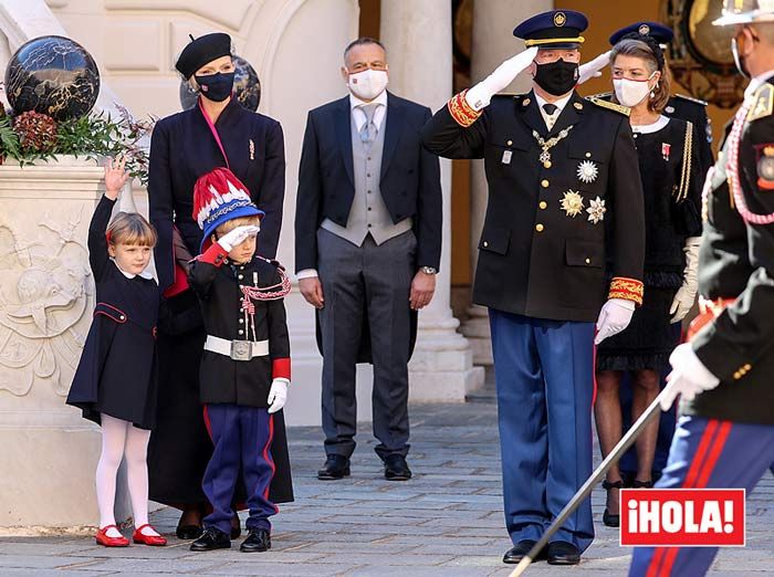 Alberto y Charlene de Mónaco con sus hijos