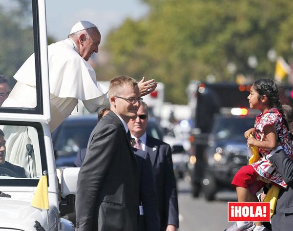 La pequeña Sophie Cruz, de 5 años, hija de inmigrantes mexicanos en Estados Unidos logró saltar el cordón de seguridad y entregarle una carta al Papa
