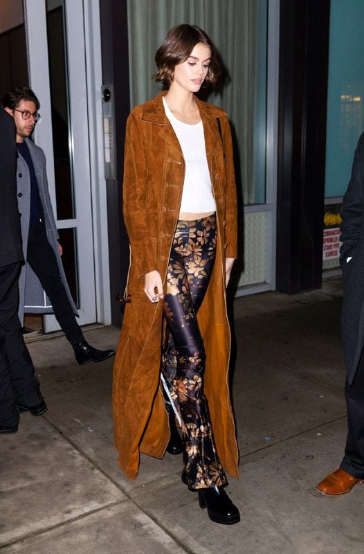 Kaia Gerber con pantalón campana y abrigo marrón